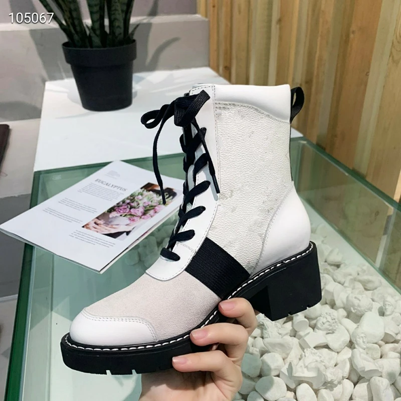 Famous Brand Fashion Leather Thick Heel Luxury Women Boots 5.5cm High Heel Shoes Round Toe High Quality Desert Boots Riding
Famous Brand Fashion Leather Thick Heel Luxury Women Boots 5.5cm High Heel Shoes Round Toe High Quality Desert Boots Riding