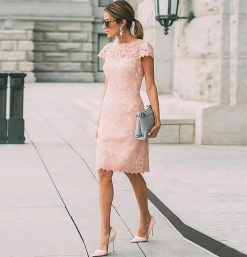 

Нежно-розовые короткие кружевные платья 2022 для матери невесты драгоценный вырез с коротким рукавом платье-футляр для гостей свадьбы длиной до колена