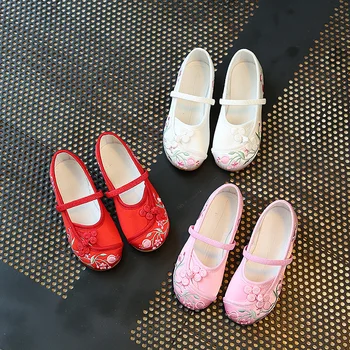Old Beijing cloth shoes children's embroidered shoes 2019 new spring and summer baby kids shoes national wind children's shoes 
Old Beijing cloth shoes children's embroidered shoes 2019 new spring and summer baby kids shoes national wind children's shoes