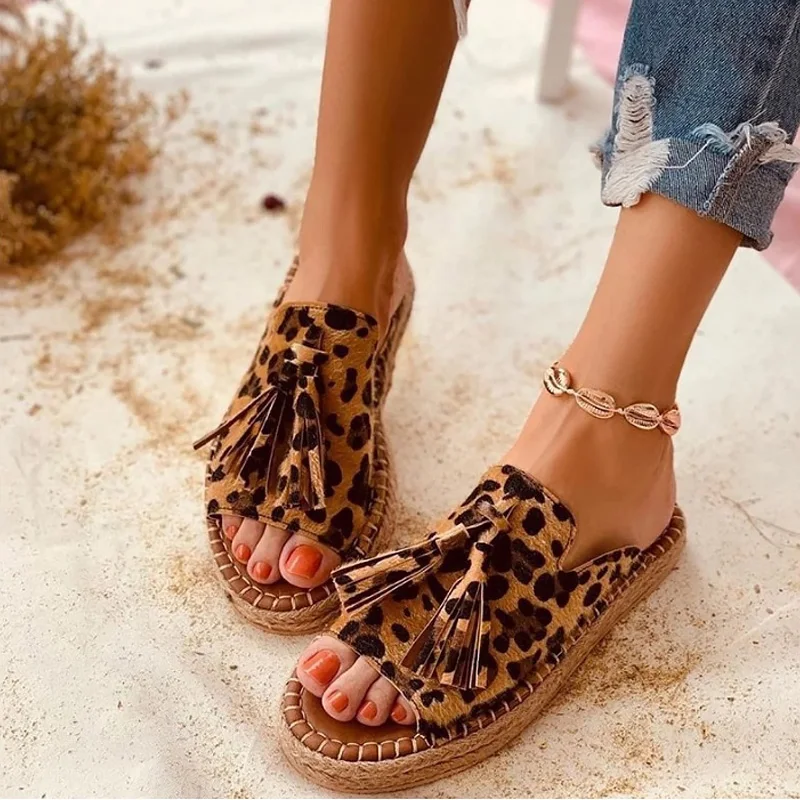 Women's platform slippers Sexy leopard print slides for ladies Outdoor foot tip suede summer slippers Non Slip
Women's platform slippers Sexy leopard print slides for ladies Outdoor foot tip suede summer slippers Non Slip