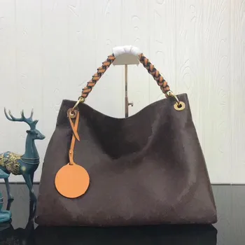 The new classic large capacity lady's bag leather fashionable versatile handbag
The new classic large capacity lady's bag leather fashionable versatile handbag