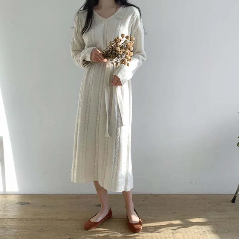 2020 Korean Elegant Bandage V-Neck Loose Long Sweater Dress Vintage Warm Autumn Winter Knitted Sweater One-Piece Dress Femme 
2020 Korean Elegant Bandage V-Neck Loose Long Sweater Dress Vintage Warm Autumn Winter Knitted Sweater One-Piece Dress Femme