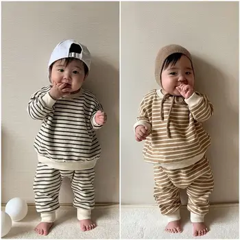 Striped suit in the fall and winter of baby boys and girls long-sleeved round collar two-piece outfit
Striped suit in the fall and winter of baby boys and girls long-sleeved round collar two-piece outfit