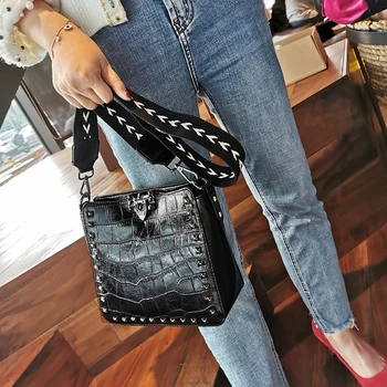 2020 New Stone Pattern Rivet Small Square Bag Wild Casual Fashion Messenger Bag
2020 New Stone Pattern Rivet Small Square Bag Wild Casual Fashion Messenger Bag