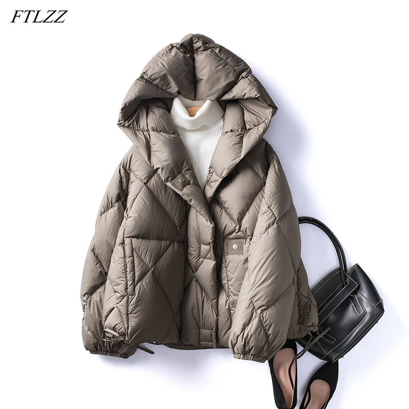 FTLZZ Winter High Quality Hooded Short Light Feather Jacket Women Solid Color Down Coat Casual Loose Snow Warm Fluffy Outwear
FTLZZ Winter High Quality Hooded Short Light Feather Jacket Women Solid Color Down Coat Casual Loose Snow Warm Fluffy Outwear
