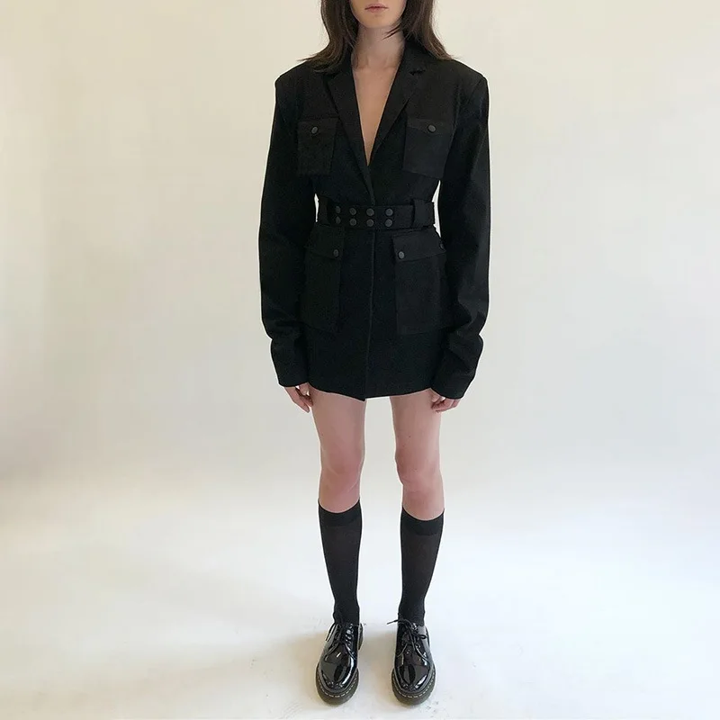 Фото Женский пиджак с отложным воротником черная приталенная однотонная куртка