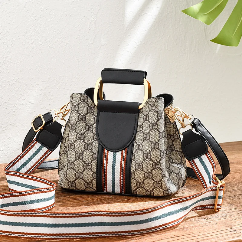 2020 Autumn New Products Retro Classic Printed Letter Bucket Bag Women's Mixed Colors Wide-Strap Casual Crossbody Bag
2020 Autumn New Products Retro Classic Printed Letter Bucket Bag Women's Mixed Colors Wide-Strap Casual Crossbody Bag