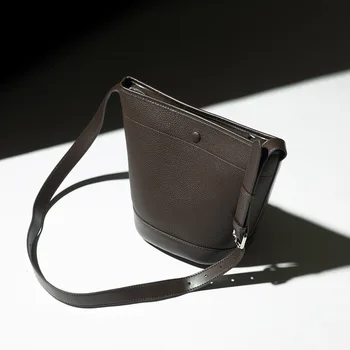 Bucket Bag Women 2019 New Simple Messenger Bag Leather Large Capacity Head Leather Retro Shoulder Bag 
Bucket Bag Women 2019 New Simple Messenger Bag Leather Large Capacity Head Leather Retro Shoulder Bag