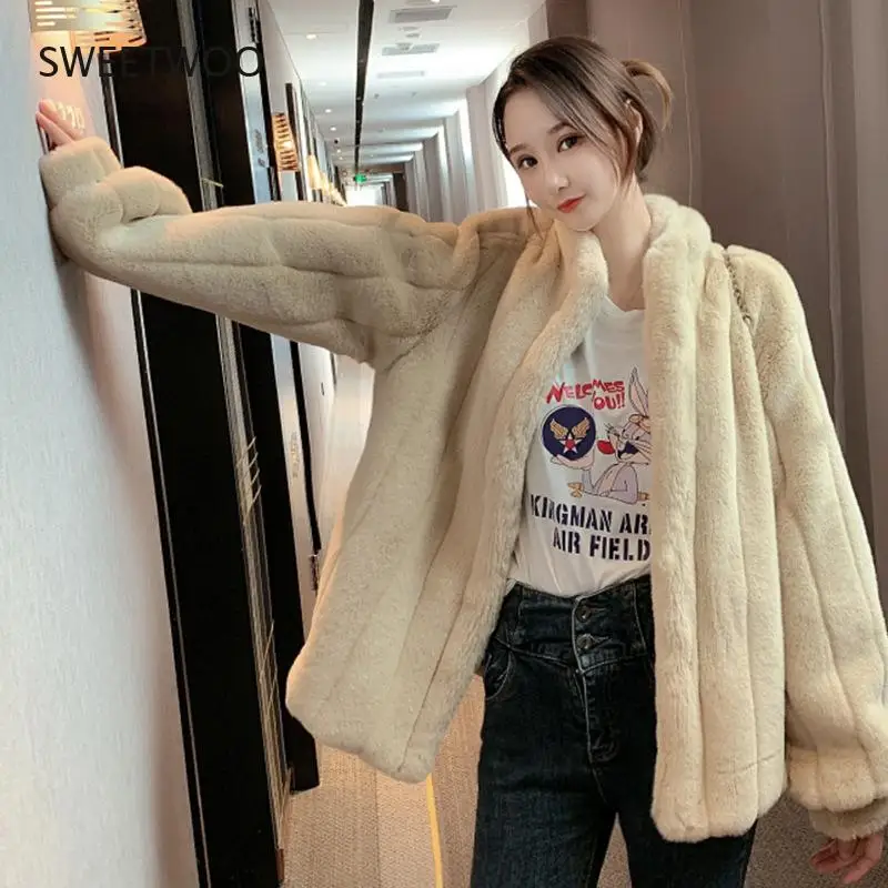 Женское теплое зимнее пальто, пальто с длинным рукавом из искусственного кроличьего меха, толстое Свободное пальто из искусственного меха, куртка, женская верхняя одежда из искусственного меха
Женское теплое зимнее пальто, пальто с длинным рукавом из искусственного кроличьего меха, толстое Свободное пальто из искусственного меха, куртка, женская верхняя одежда из искусственного меха