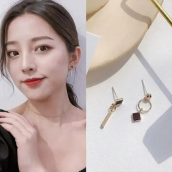e 1410 Korean version of the new square network red temperament small earrings simple small earrings female sweet jewelry access
e 1410 Korean version of the new square network red temperament small earrings simple small earrings female sweet jewelry access