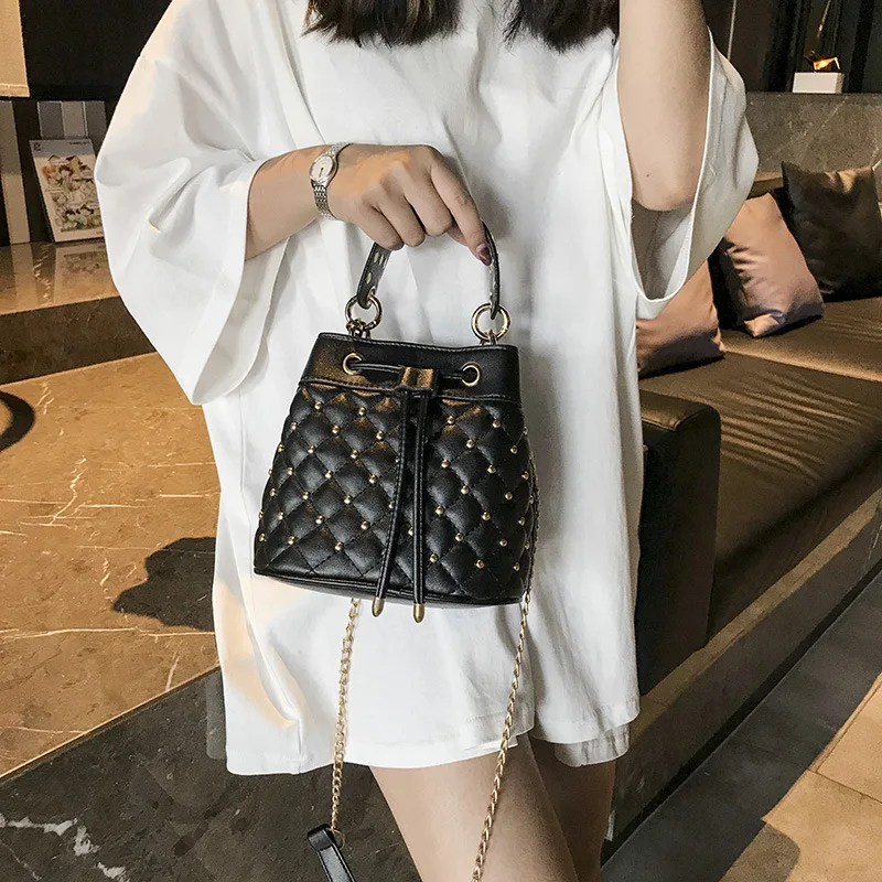 Small bag 2019 new European and American rivet handbags contrast color chain bucket bag shoulder Messenger bag
Small bag 2019 new European and American rivet handbags contrast color chain bucket bag shoulder Messenger bag