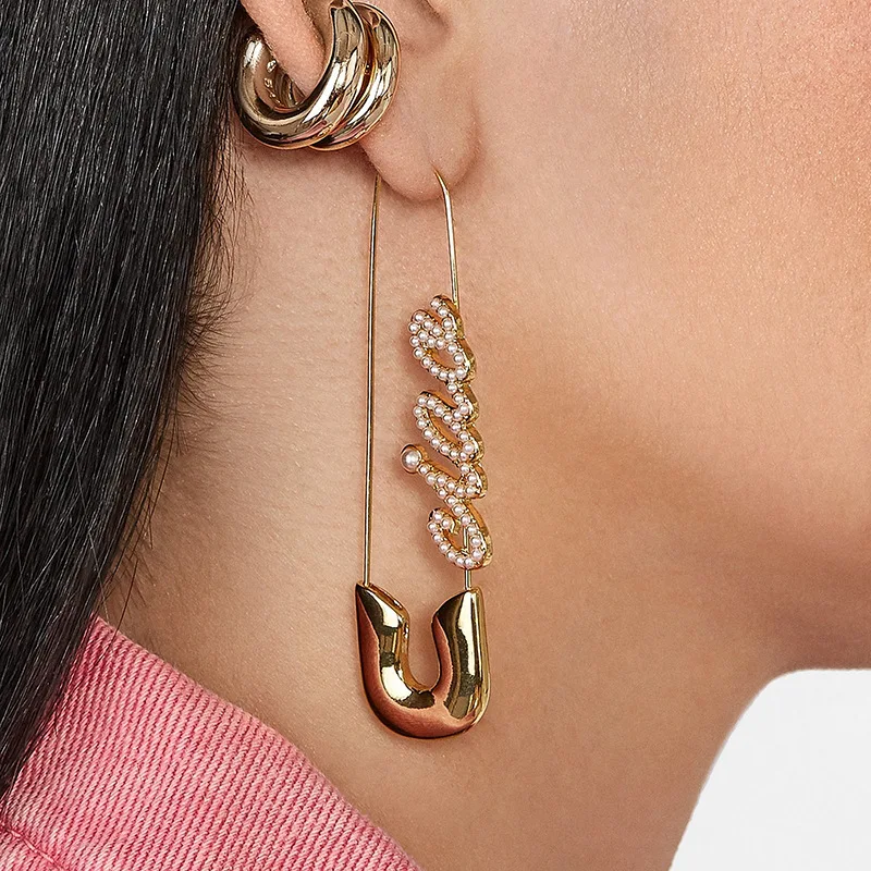 Punk Gold Letter Safety Pin Paperclip Earrings for Women Unique Design Crystal Rhinestones Pins Earrings Trendy Jewelry 
Punk Gold Letter Safety Pin Paperclip Earrings for Women Unique Design Crystal Rhinestones Pins Earrings Trendy Jewelry