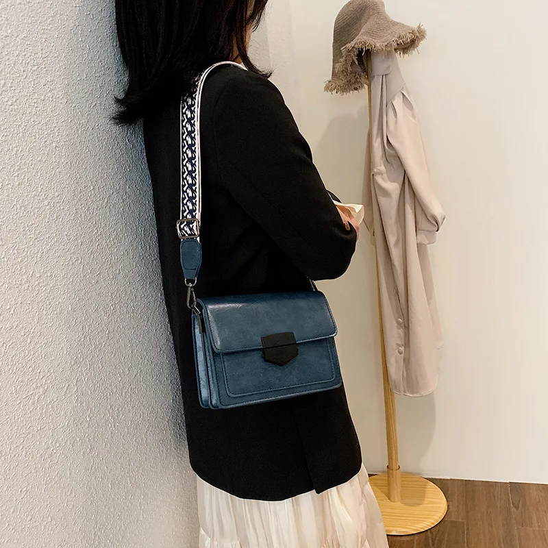 WOMEN'S Bag Casual Retro Pu Lock Shoulder Bag Autumn And Winter New Style Wide-Strap Oblique Square Sling Bag
WOMEN'S Bag Casual Retro Pu Lock Shoulder Bag Autumn And Winter New Style Wide-Strap Oblique Square Sling Bag