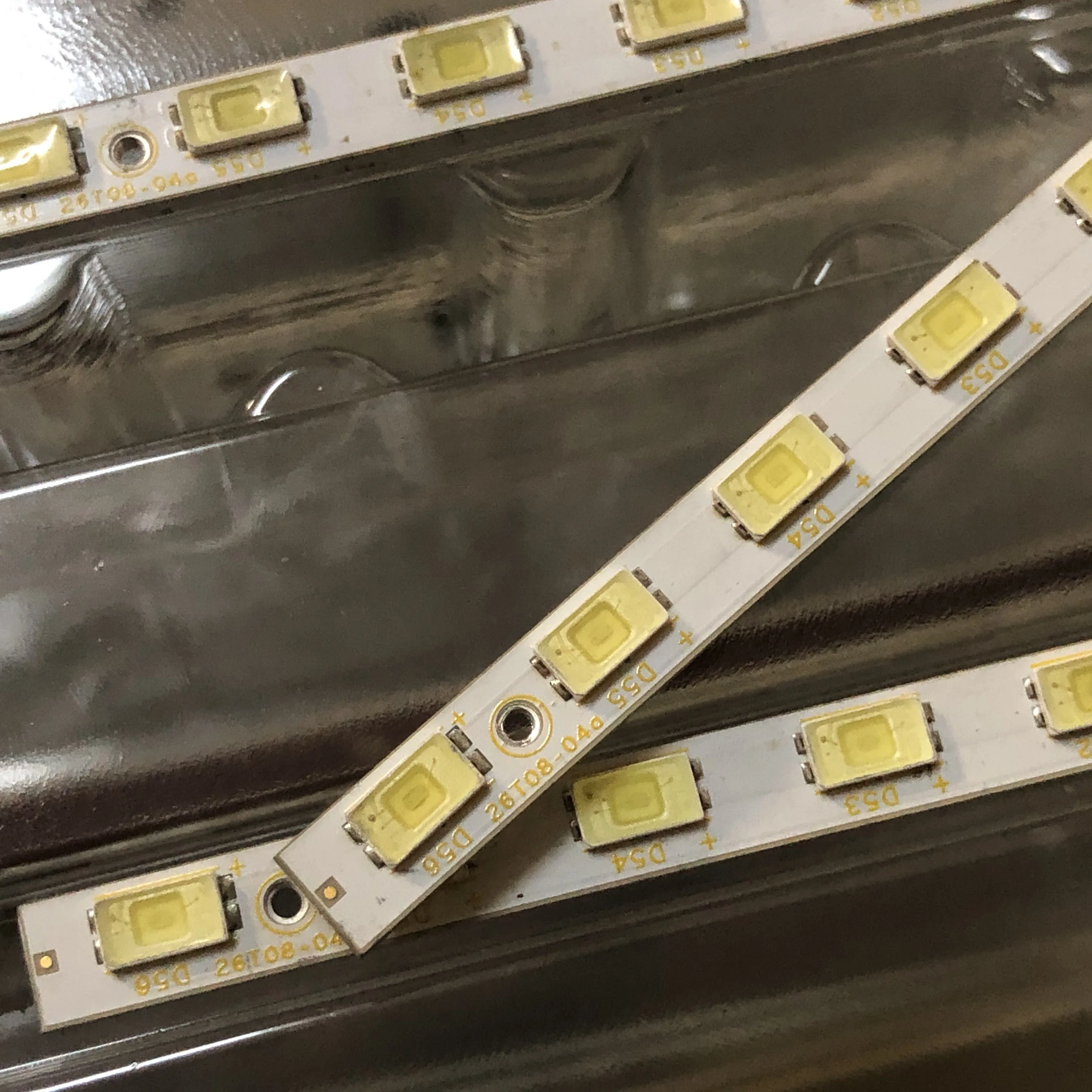 2pcs 59CM LED Strip 56lamps 26T08-04a For LED26760X LED26860IX LT26830X T260XW06 V.2 L26F3200B L26E5200BD L26P11 L26P11BDE 
2pcs 59CM LED Strip 56lamps 26T08-04a For LED26760X LED26860IX LT26830X T260XW06 V.2 L26F3200B L26E5200BD L26P11 L26P11BDE