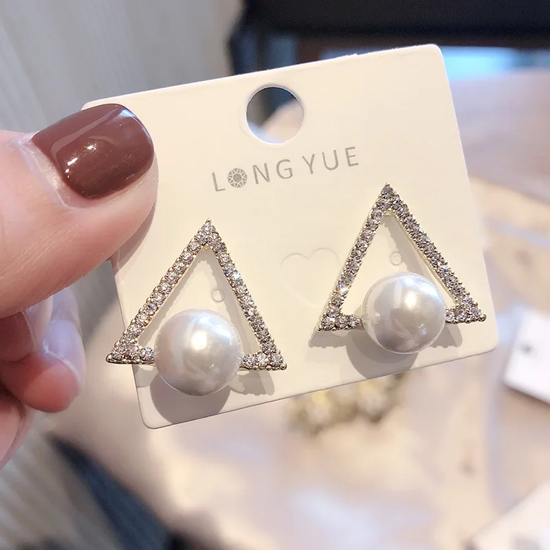 Geometry Triangle Ear Nail Woman Joker Trend Temperament Short Fund Silver Needle Earrings Imitate Pearl Concise Personality
Geometry Triangle Ear Nail Woman Joker Trend Temperament Short Fund Silver Needle Earrings Imitate Pearl Concise Personality