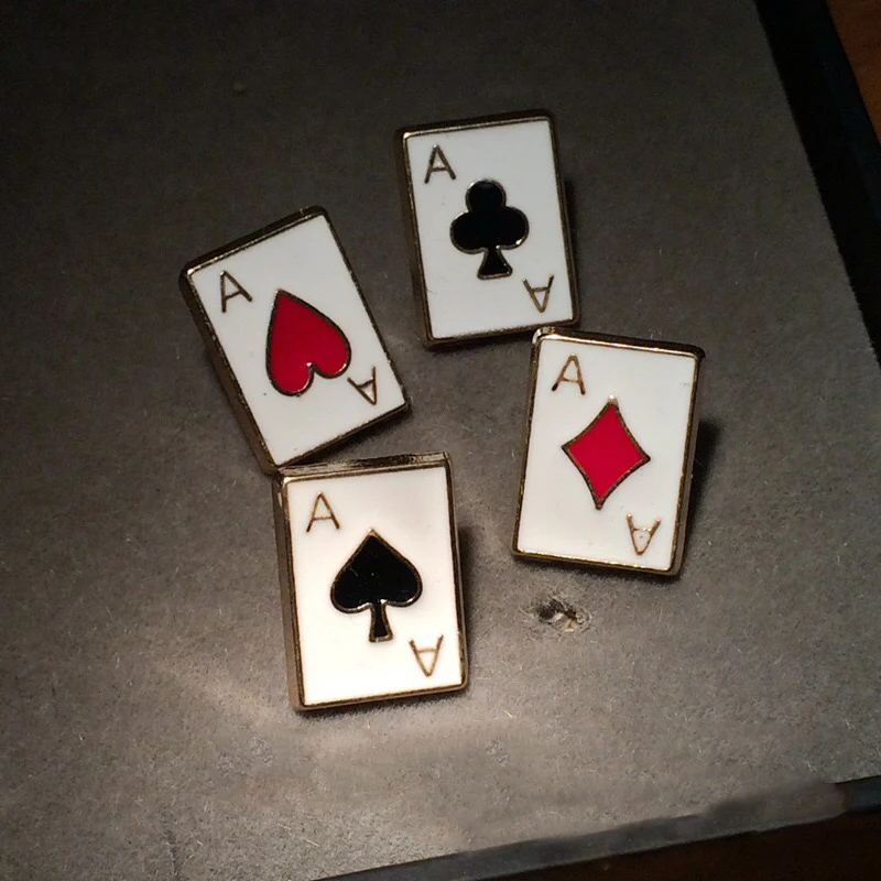4-piece set Korean funny modern playing card brooch small brooch, spade brooch, black and red plum square collar flower
4-piece set Korean funny modern playing card brooch small brooch, spade brooch, black and red plum square collar flower