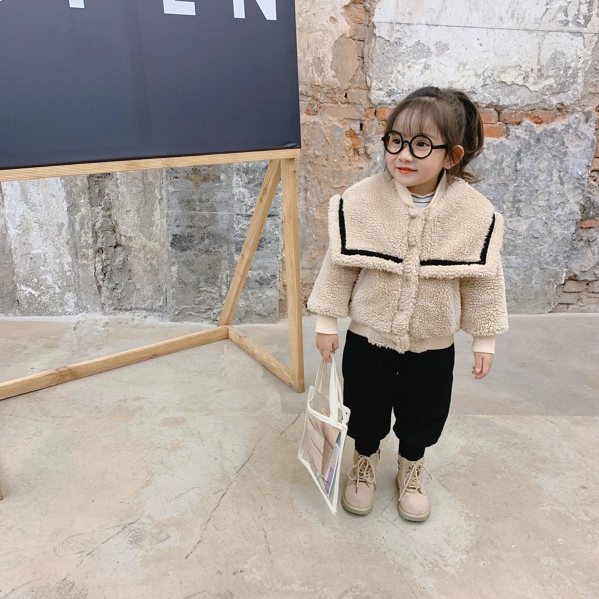 Winter New Arrival Korean style thickened and warm fur fashion jacket with matching color big collar for cool sweet baby girls
Winter New Arrival Korean style thickened and warm fur fashion jacket with matching color big collar for cool sweet baby girls