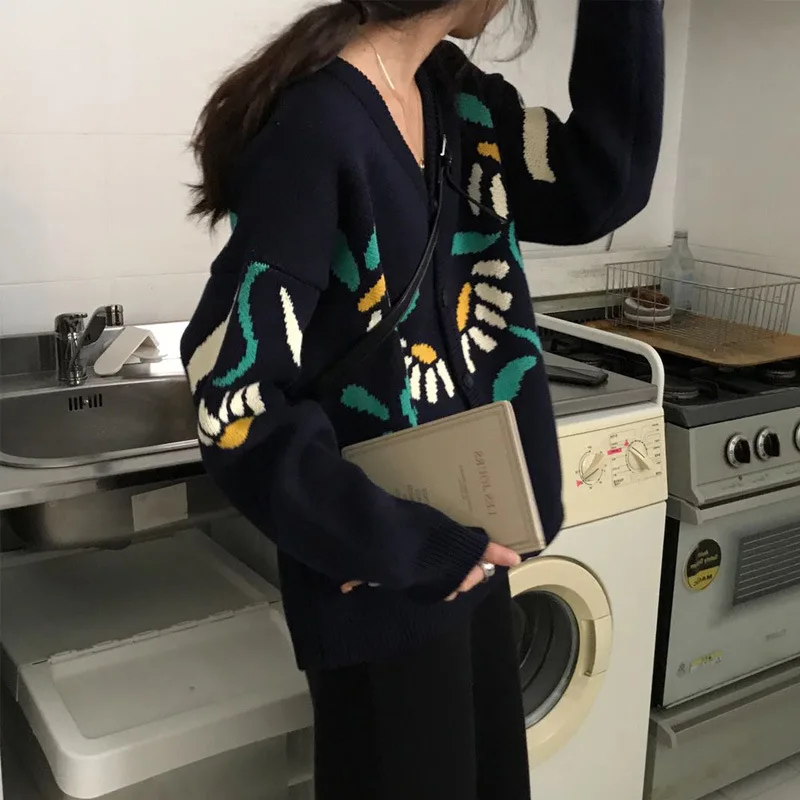 Net red self made autumn new style 2019 retro contrast color V-neck small daisy jacquard sweater cardigan coat girl
Net red self made autumn new style 2019 retro contrast color V-neck small daisy jacquard sweater cardigan coat girl