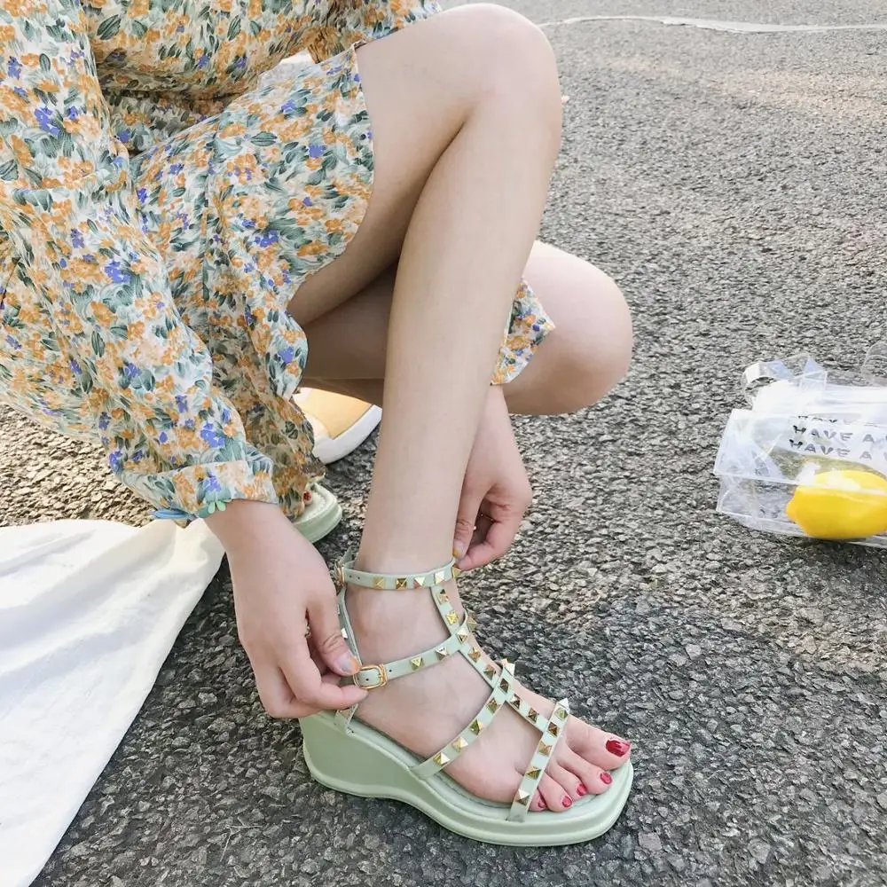 2020 summer new versatile high-top wedge heel thick bottom Roman sandals female fashion open-toe rivet sandals Z911
2020 summer new versatile high-top wedge heel thick bottom Roman sandals female fashion open-toe rivet sandals Z911