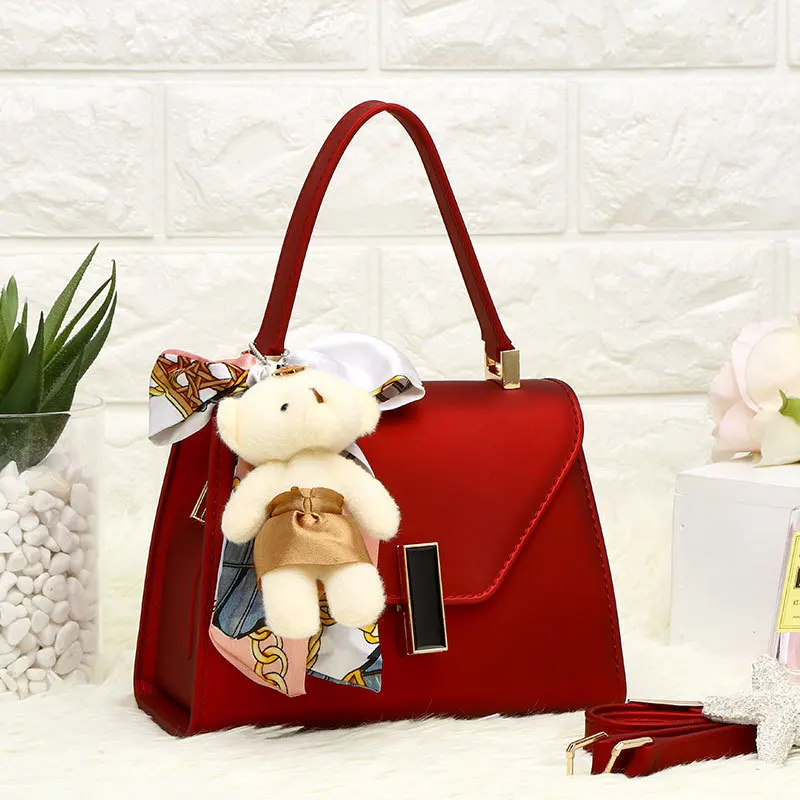 Summer 2019 New Frosted Jelly Bag Hand Shoulder Straight Lock Bag Fashion Casual Messenger Bags Bear Pendant Women Handbags
Summer 2019 New Frosted Jelly Bag Hand Shoulder Straight Lock Bag Fashion Casual Messenger Bags Bear Pendant Women Handbags