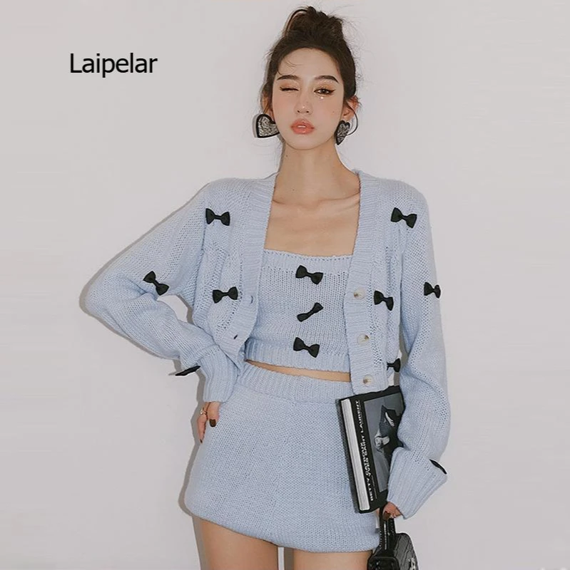 Blue Bow Patchwork Three Piece Set Women V Neck Long Sleeve Cardigan Slim Vests High Waist Stretch Shorts Ladies Suit
Blue Bow Patchwork Three Piece Set Women V Neck Long Sleeve Cardigan Slim Vests High Waist Stretch Shorts Ladies Suit