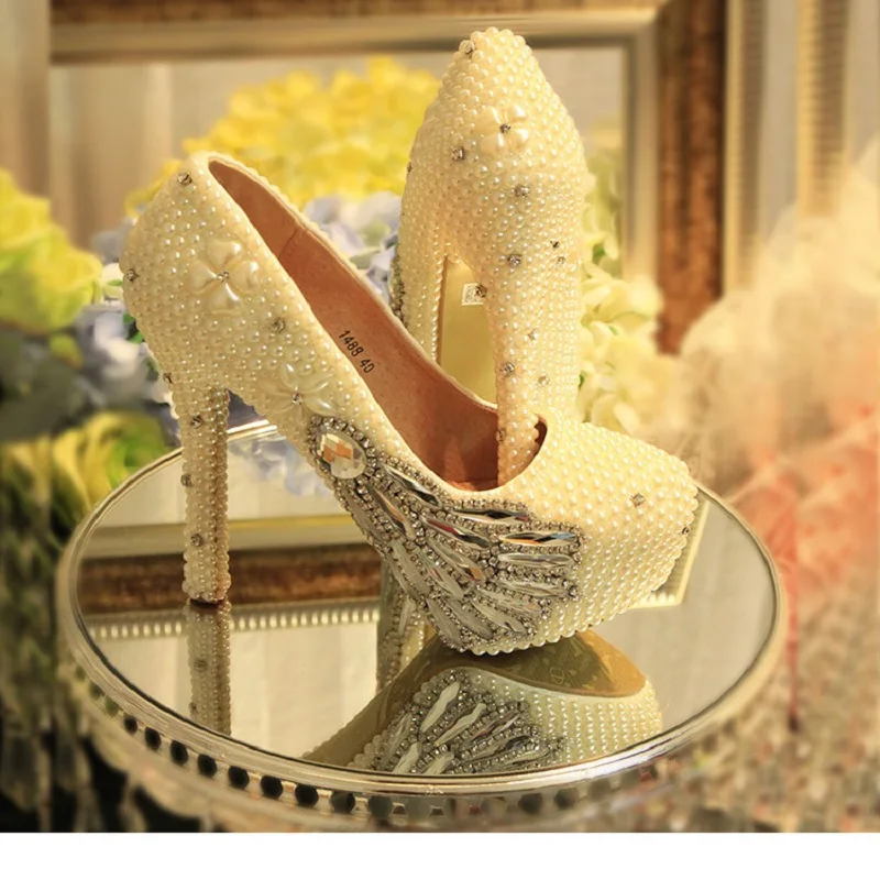 

Новые весенние свадебные туфли на шпильках с белым жемчугом Стразы Павлин Большой размер банкетное платье женская обувь на заказ