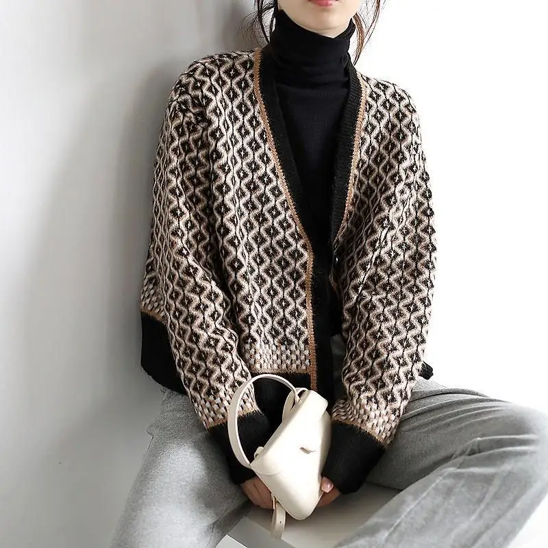 2020 Autumn and Winter Korean Style Retro Temperament Contrasting Color Knitted Cardigan Women V-neck Rhombus Thick Loose Coat
2020 Autumn and Winter Korean Style Retro Temperament Contrasting Color Knitted Cardigan Women V-neck Rhombus Thick Loose Coat