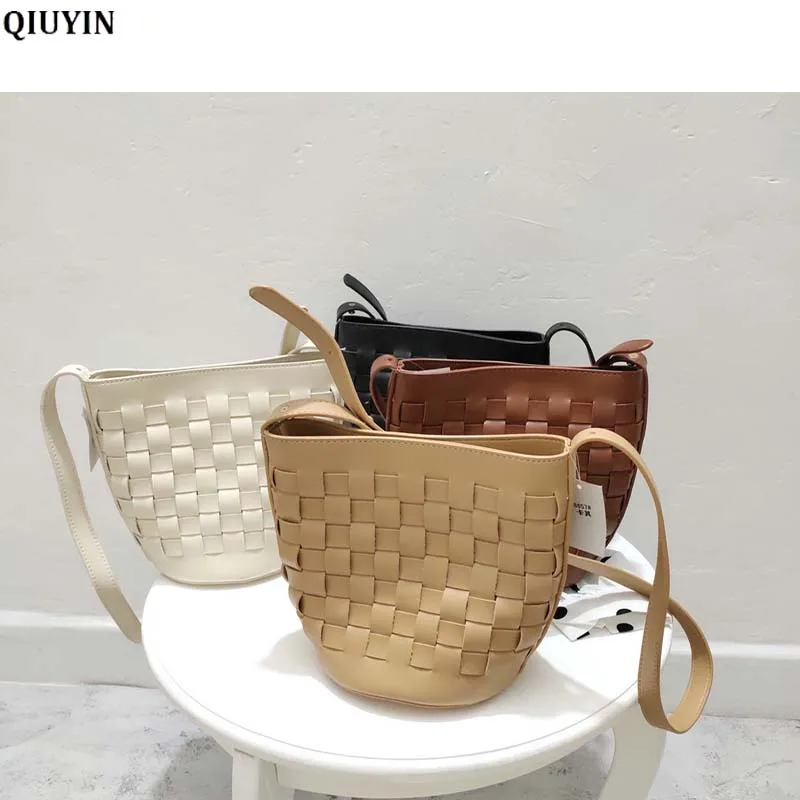 QIUYIN 2020 Fashion Weaving Crossbody Bucket Bags Luxury Woman Bags Female Shoulder Handbag PU Leather Messenger Crossbody Bags 
QIUYIN 2020 Fashion Weaving Crossbody Bucket Bags Luxury Woman Bags Female Shoulder Handbag PU Leather Messenger Crossbody Bags