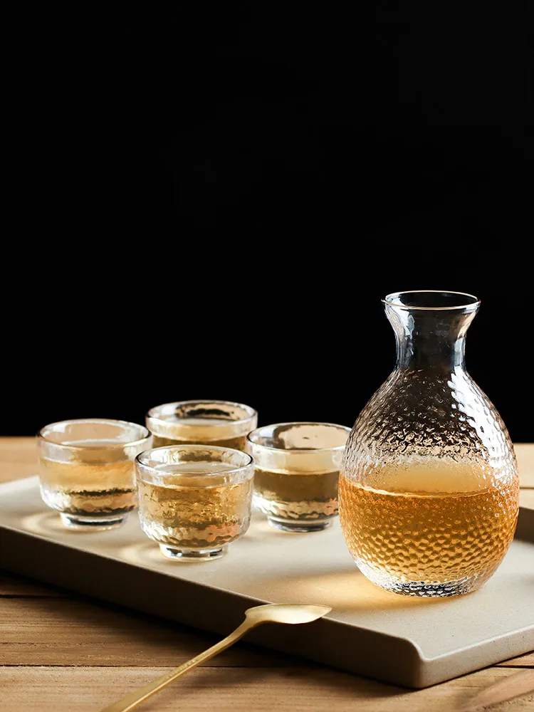 Japanese Sake Pot Set One Pot and Four Cups Golden Edge Hammer Wine Sake Pot Sake Cup Wine Dispenser Glass Wine Set Gift Box
Japanese Sake Pot Set One Pot and Four Cups Golden Edge Hammer Wine Sake Pot Sake Cup Wine Dispenser Glass Wine Set Gift Box