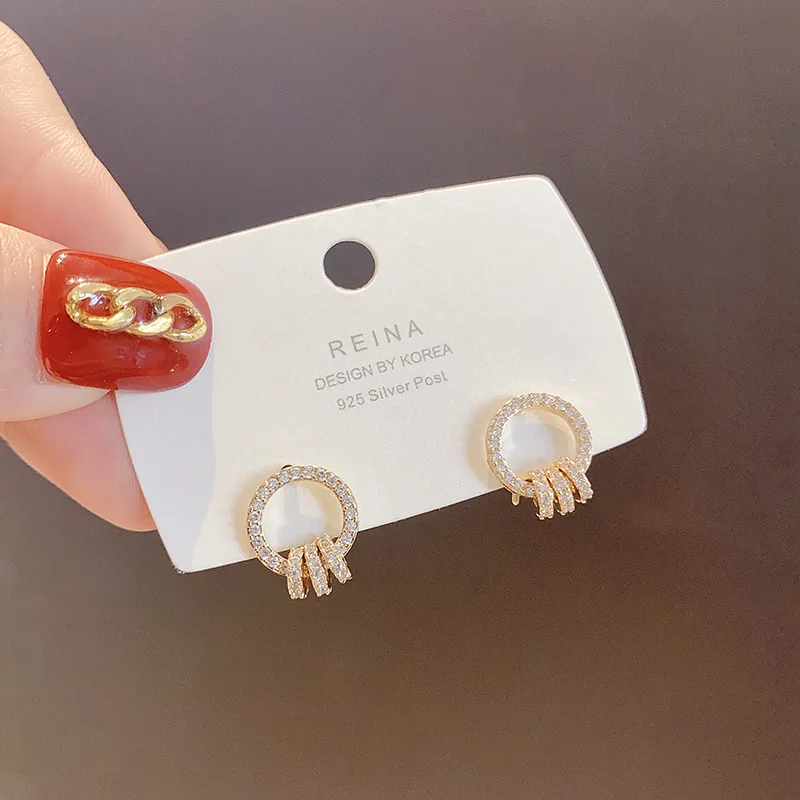 Gold Color Flash CZ Cubic Zirconia Stud Earrings Simple Shiny Small Earrings for Women 2020 Fashion Jewelry Brincos Pendientes
Gold Color Flash CZ Cubic Zirconia Stud Earrings Simple Shiny Small Earrings for Women 2020 Fashion Jewelry Brincos Pendientes