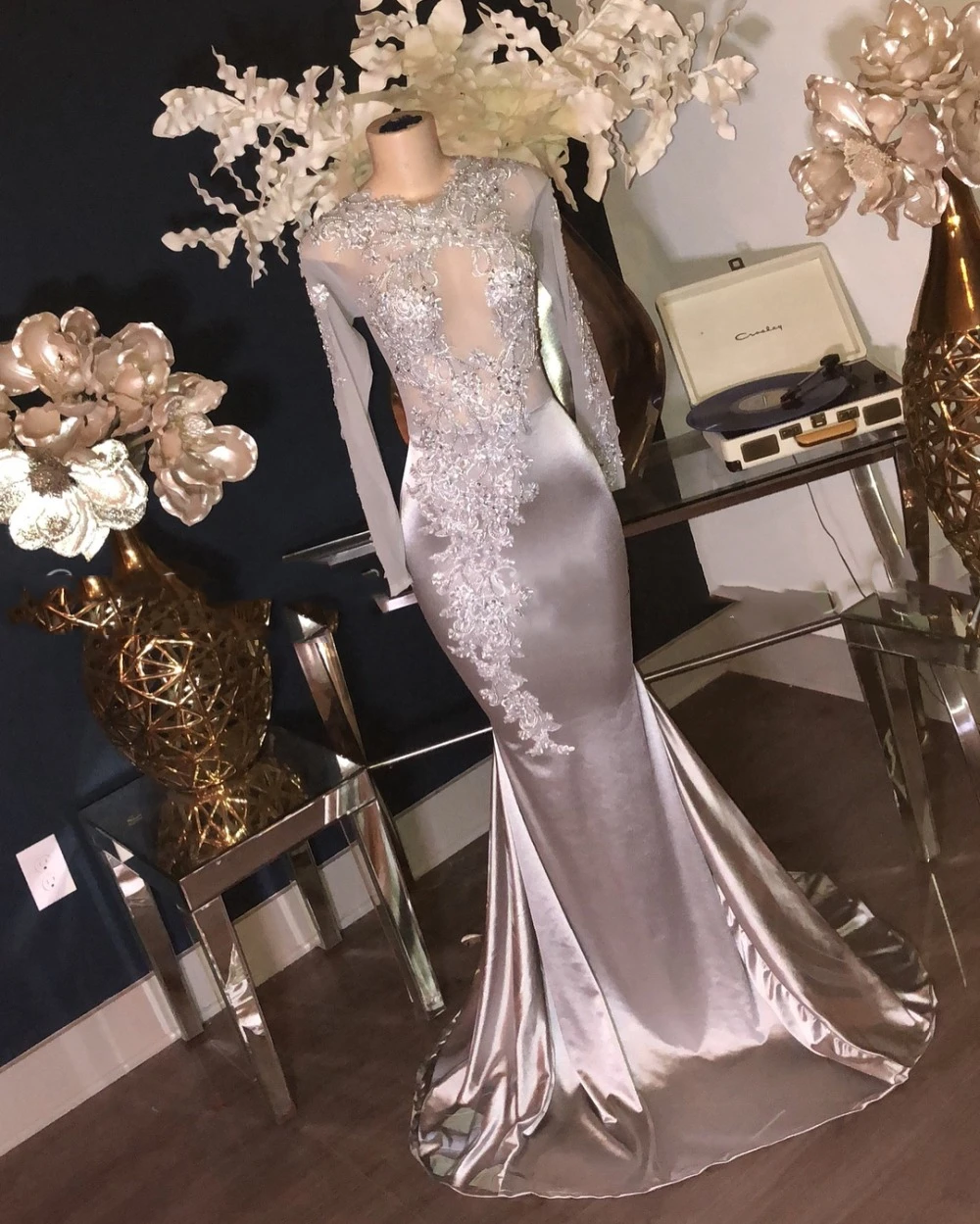 Long Elegant Prom Dresses 2020 Sheer Long Sleeve Lace Mermaid African Black Girl Silver Evening Party Dress Vestido de festa 
Long Elegant Prom Dresses 2020 Sheer Long Sleeve Lace Mermaid African Black Girl Silver Evening Party Dress Vestido de festa