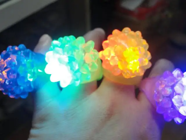 

Strawberry Glow Light Ring LED Flashing Finger Ring Bar DJ Rave Toys Light Up Elastic Rubber Blinking Ring Halloween Party 10pcs