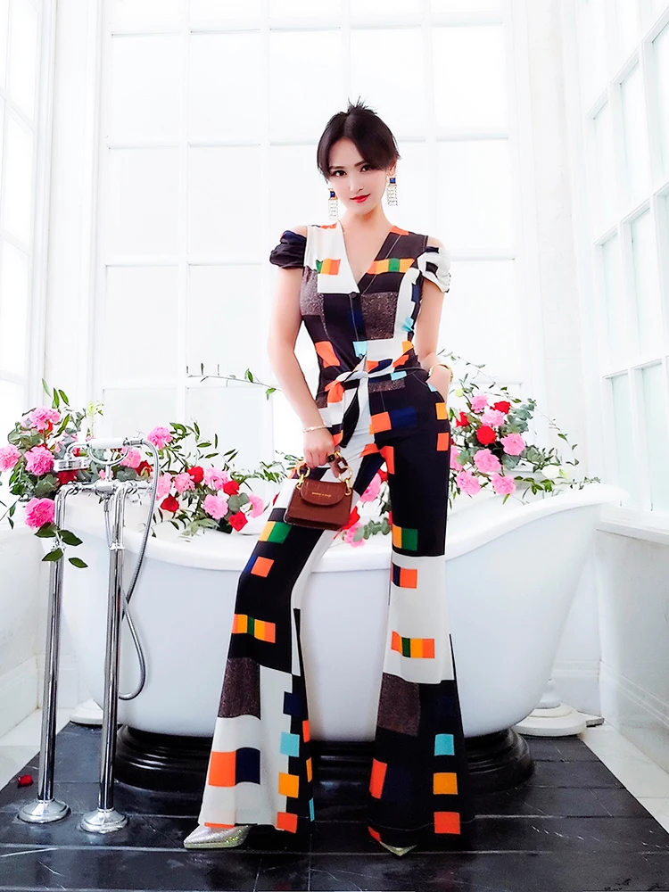 2020 new fashion ladies two-piece Geometric pattern lady Vest coat high waist Bell-bottoms high-end suit
2020 new fashion ladies two-piece Geometric pattern lady Vest coat high waist Bell-bottoms high-end suit