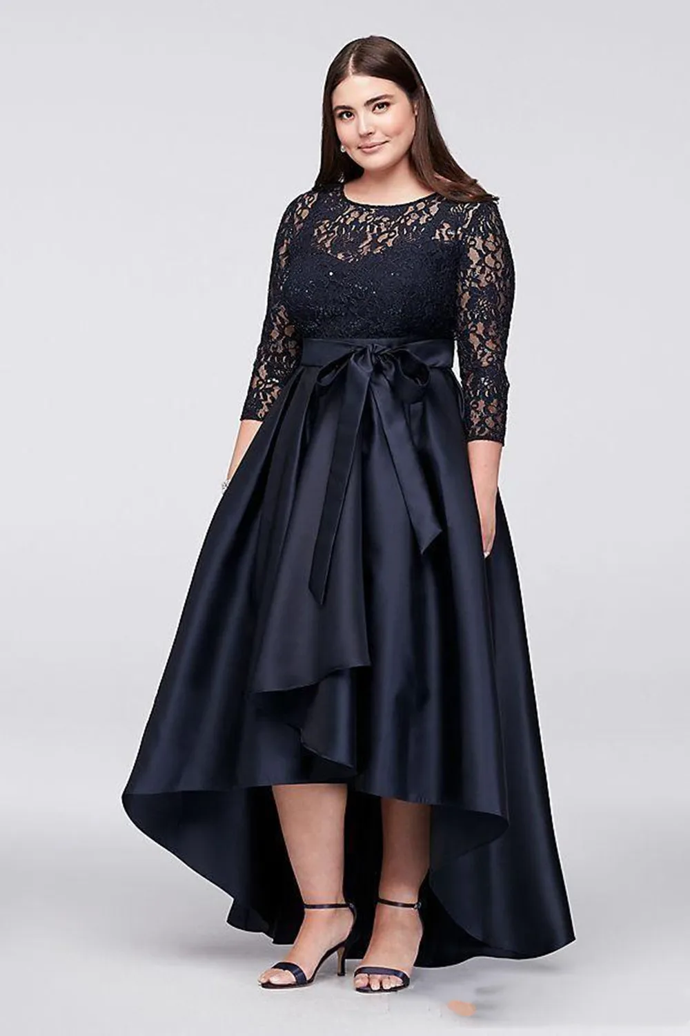 

2023 Black Mother Of Bride Dresses Jewel Lace Appliques Sequins Plus Size Long Sleeves V Back High Low Sash Wedding Guest Gowns