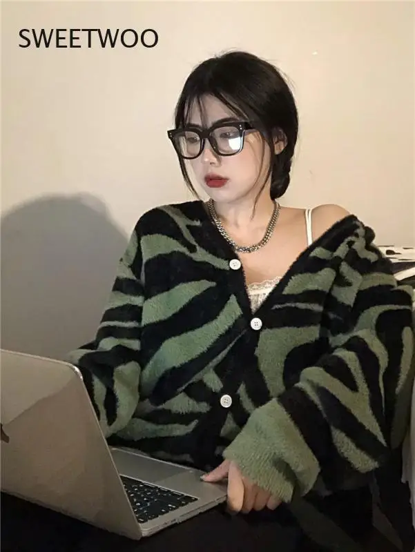 Women Cardigan Zebra Pattern V-Neck Loose Casual All-Match Single Breasted Knitted Sweater Korean Style Ulzzang Autumn Outwear
Women Cardigan Zebra Pattern V-Neck Loose Casual All-Match Single Breasted Knitted Sweater Korean Style Ulzzang Autumn Outwear