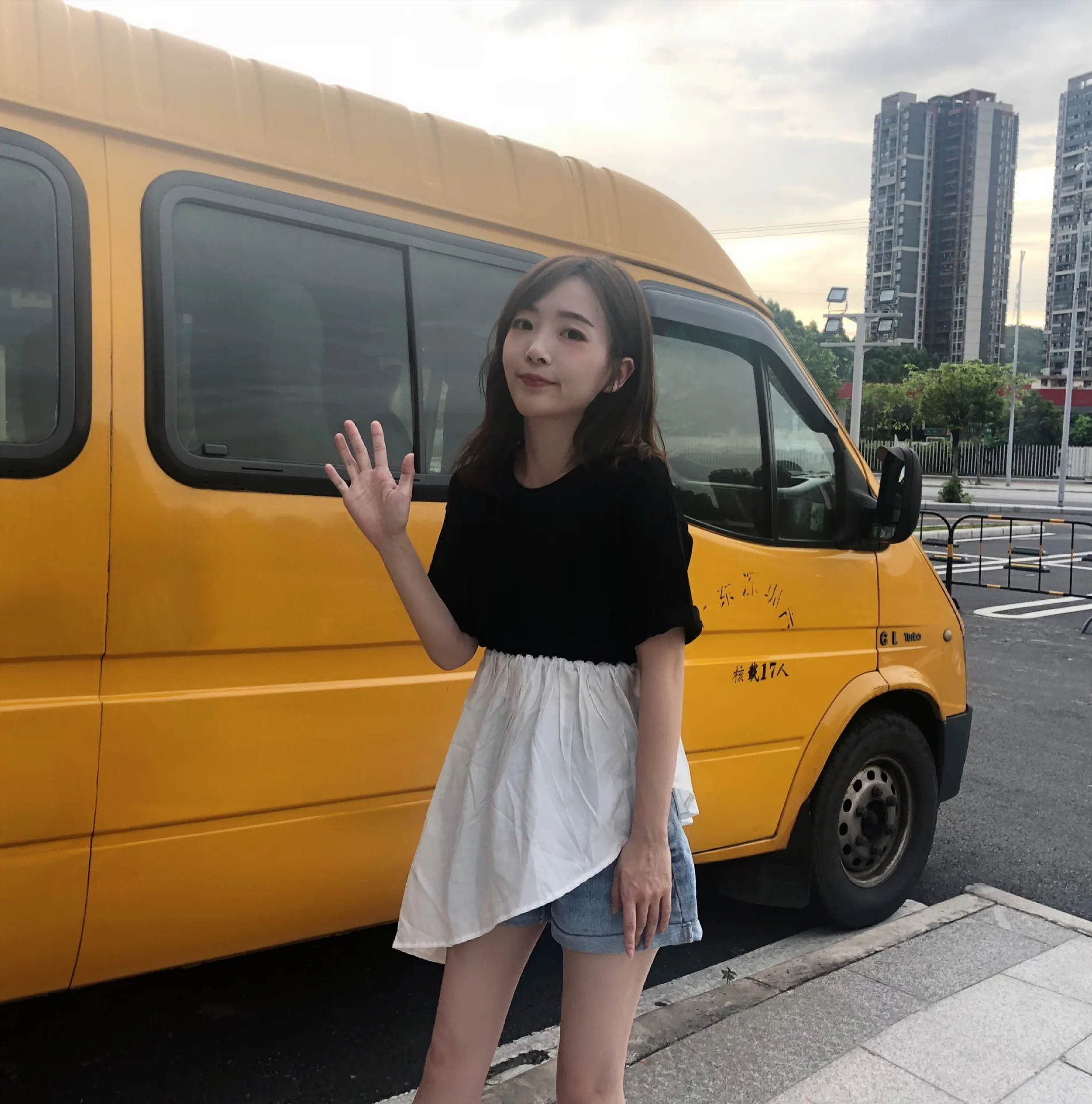 Photo Shoot ~ INS Summer Women's Summer Weep Yafeng Joint Loose Short Sleeve Sun-resistant Blouse Scheming Irregular Tops
Photo Shoot ~ INS Summer Women's Summer Weep Yafeng Joint Loose Short Sleeve Sun-resistant Blouse Scheming Irregular Tops