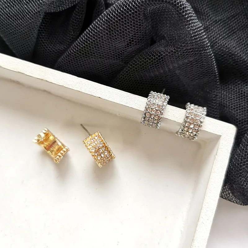 Fully Cubic Zircon Small Hoop Earrings Exquisite Shiny Semi Circle Earrings for Women
Fully Cubic Zircon Small Hoop Earrings Exquisite Shiny Semi Circle Earrings for Women
