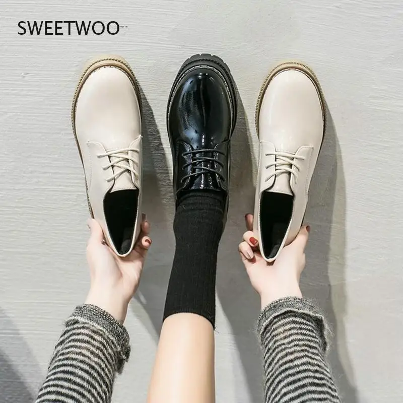 Нескользящие кроссовки на плоской платформе со шнуровкой
Нескользящие кроссовки на плоской платформе со шнуровкой