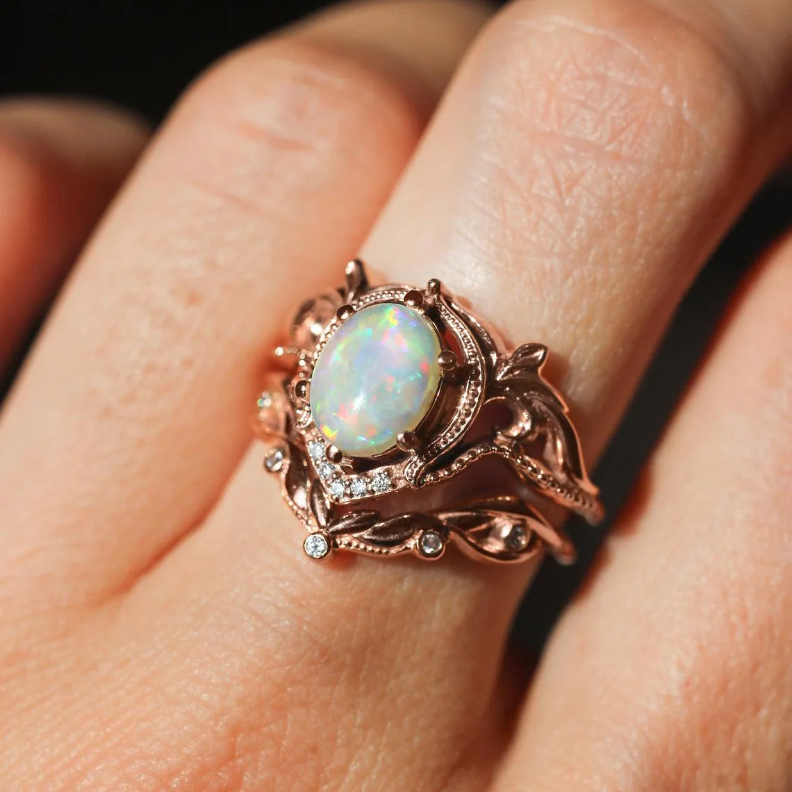 Elegant Rose Gold Plated Carved Vine Floret White Opal Ring Set Exquisite White/Red Gems Crystal Bridal Ring Wedding Jewelry
Elegant Rose Gold Plated Carved Vine Floret White Opal Ring Set Exquisite White/Red Gems Crystal Bridal Ring Wedding Jewelry