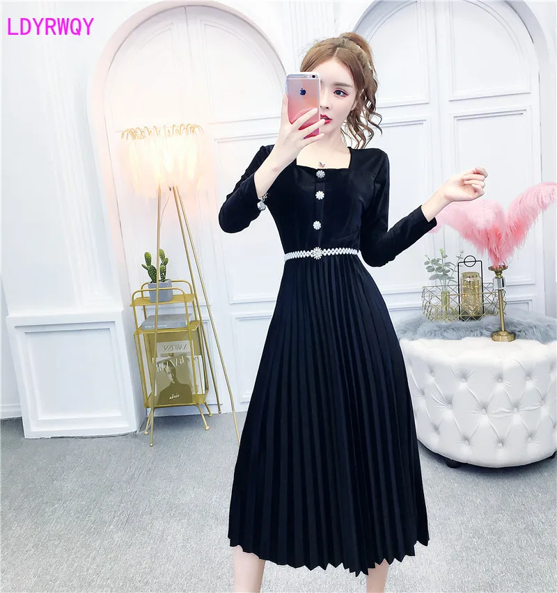 2019 autumn and winter new Korean women's temperament square collar long-sleeved velvet lace waist slimming pleated dress
2019 autumn and winter new Korean women's temperament square collar long-sleeved velvet lace waist slimming pleated dress