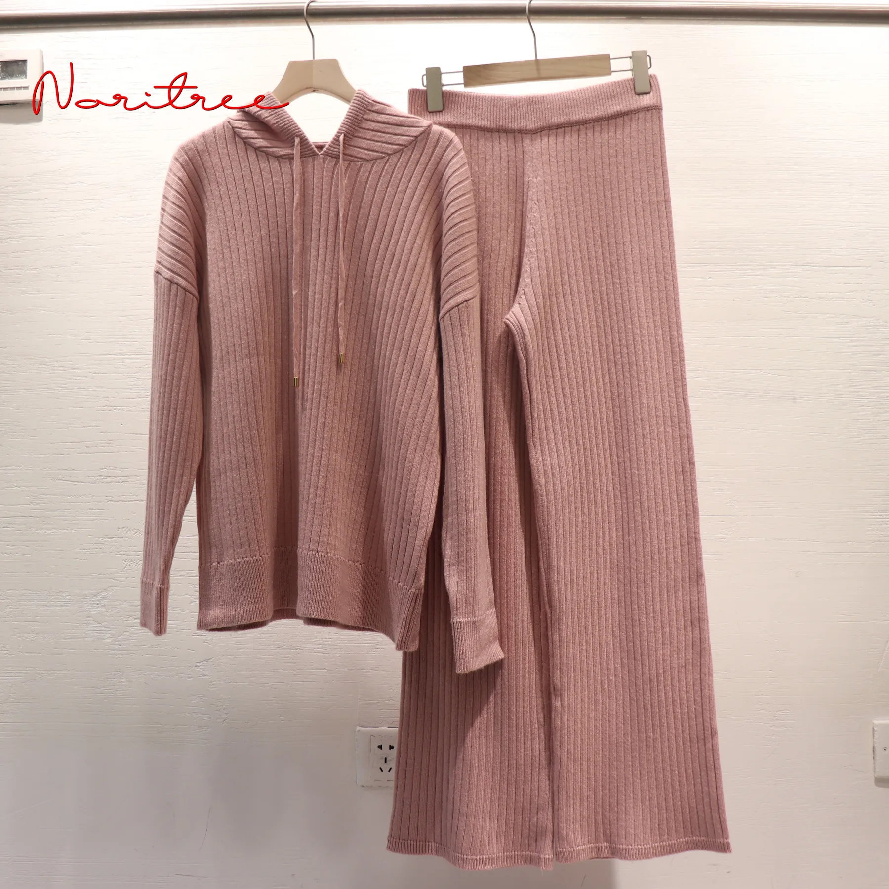 Women's Luxury Two Pieces 45%Cashmere + 30%Wool Suits Female Turtleneck Warm Mink Cashmere Knit Tops + Wool Pant Sets WY371
Women's Luxury Two Pieces 45%Cashmere + 30%Wool Suits Female Turtleneck Warm Mink Cashmere Knit Tops + Wool Pant Sets WY371
