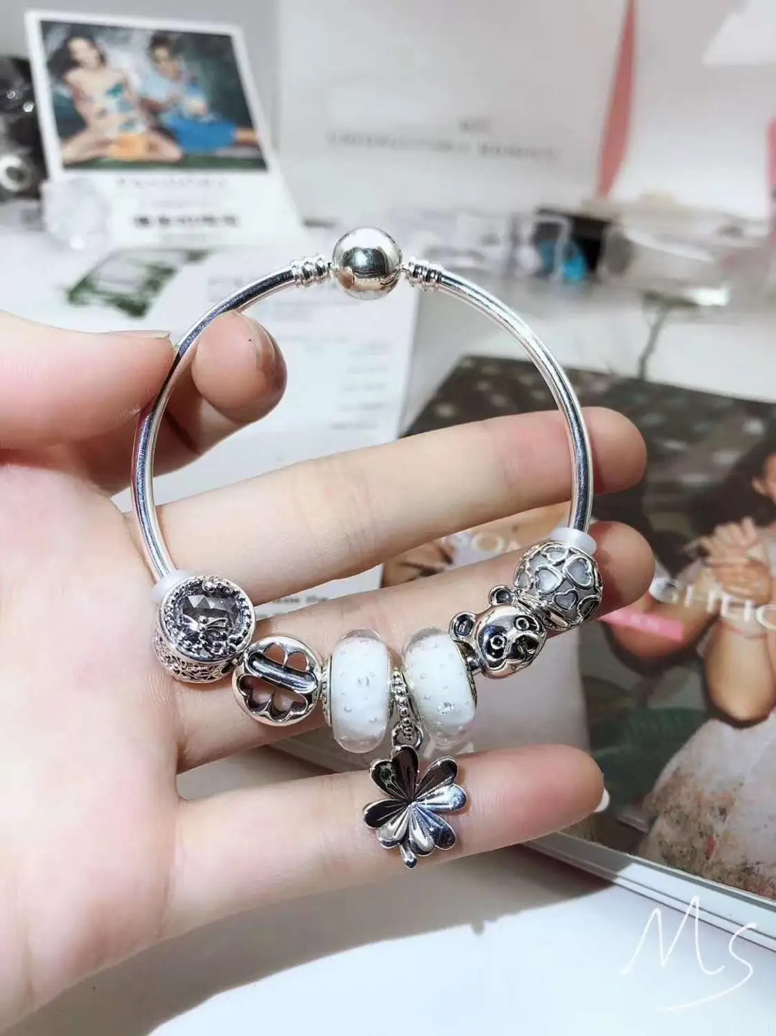 Kaliyah Store High Quality 1:1 100% 925 Crystal Crystal Niche Design Bracelet First Free Of Charge
Kaliyah Store High Quality 1:1 100% 925 Crystal Crystal Niche Design Bracelet First Free Of Charge