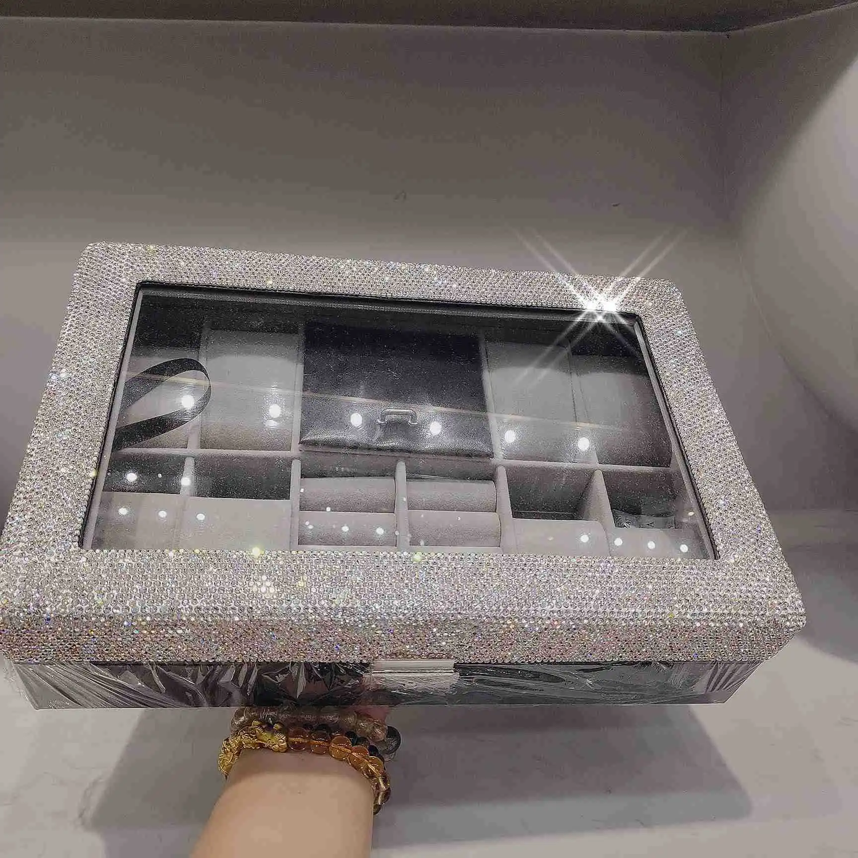 Sparkling Diamond Luxury Jewelry Packaging 8 Grid Watch 2 Grid Ring Storage Box PU Leather Jewlery Organizer Watch Box White
Sparkling Diamond Luxury Jewelry Packaging 8 Grid Watch 2 Grid Ring Storage Box PU Leather Jewlery Organizer Watch Box White