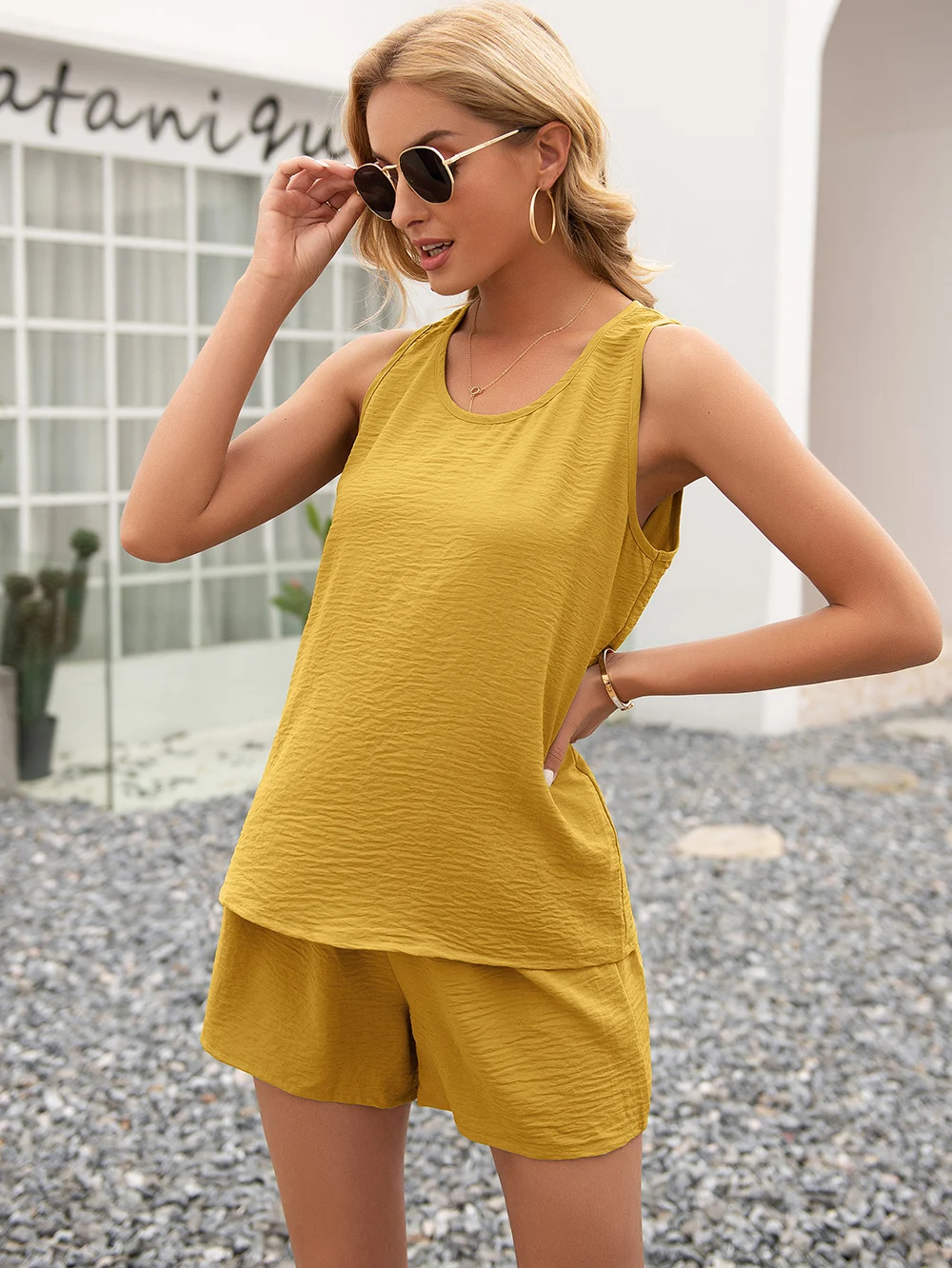 Летняя Новинка, женский свободный и удобный жилет с лямкой через шею в европейском и американском стиле, жилет с круглым воротником, шорты, женский костюм
Летняя Новинка, женский свободный и удобный жилет с лямкой через шею в европейском и американском стиле, жилет с круглым воротником, шорты, женский костюм