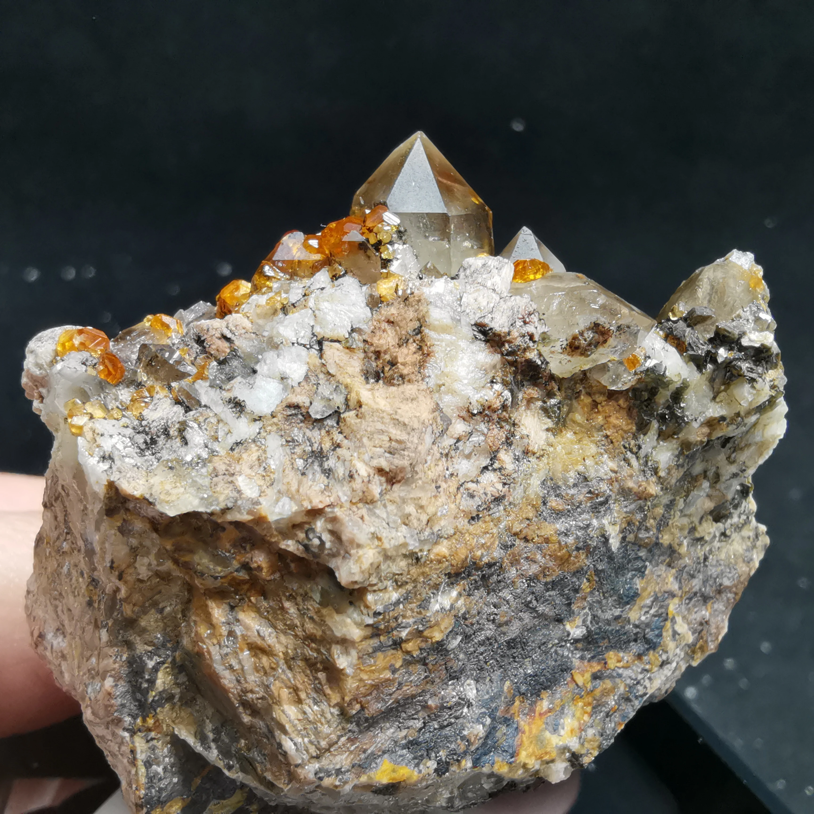 85.9gFree gift box of natural high quality garnet crystal mineral crystal symbiotic energy healing specimen
85.9gFree gift box of natural high quality garnet crystal mineral crystal symbiotic energy healing specimen