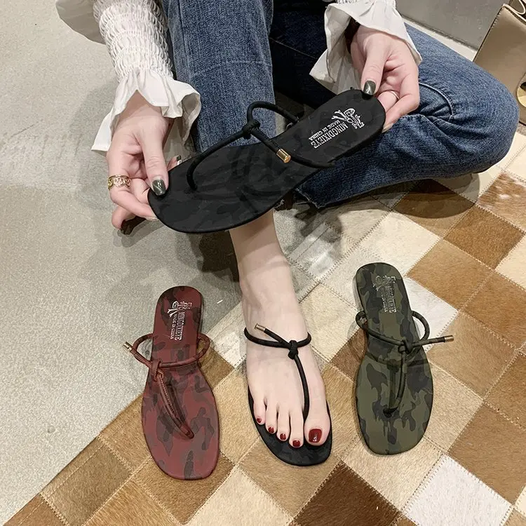 The new Korean version of the flip-flops female summer wear seaside non-slip pinch beach shoes flat sandals and slippers
The new Korean version of the flip-flops female summer wear seaside non-slip pinch beach shoes flat sandals and slippers