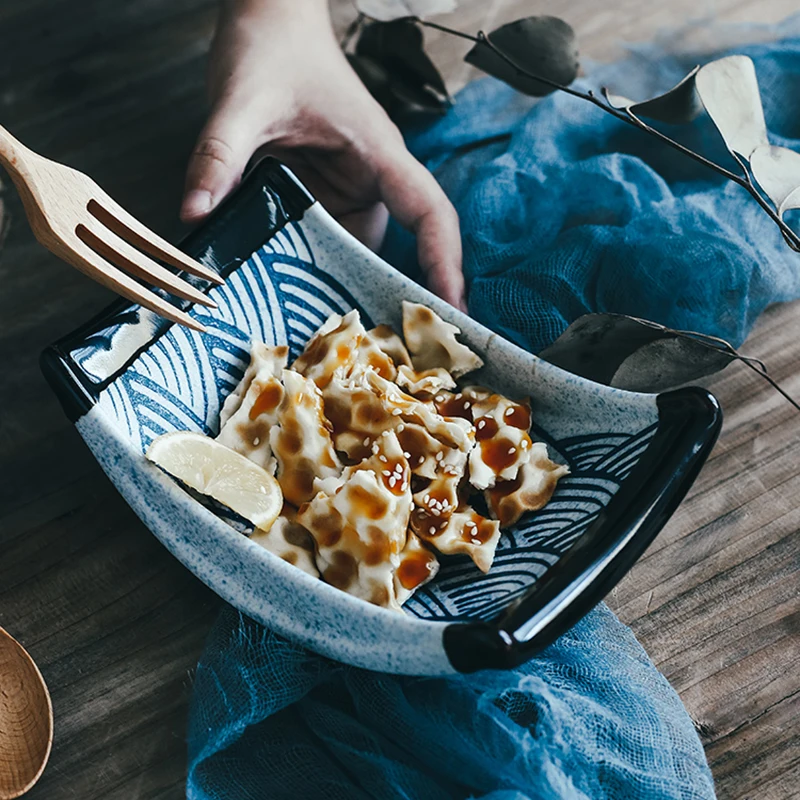 1 шт. керамическая тарелка RELMHSYURetro в японском стиле в форме лодки с рыбками тарелка для суши подвесная тарелка столовая посуда для ресторана
1 шт. керамическая тарелка RELMHSYURetro в японском стиле в форме лодки с рыбками тарелка для суши подвесная тарелка столовая посуда для ресторана