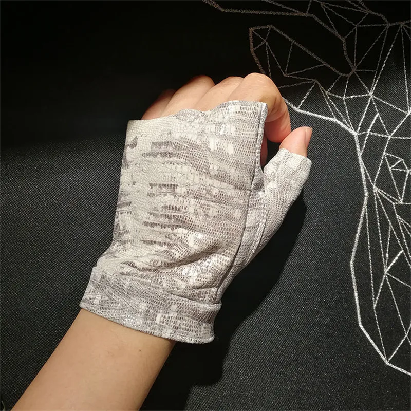 Snake Pattern Half Finger Gloves Female Fitness Tactical Driving Mountaineering Skid Real Leather Gloves Touch Screen DZZP05
Snake Pattern Half Finger Gloves Female Fitness Tactical Driving Mountaineering Skid Real Leather Gloves Touch Screen DZZP05