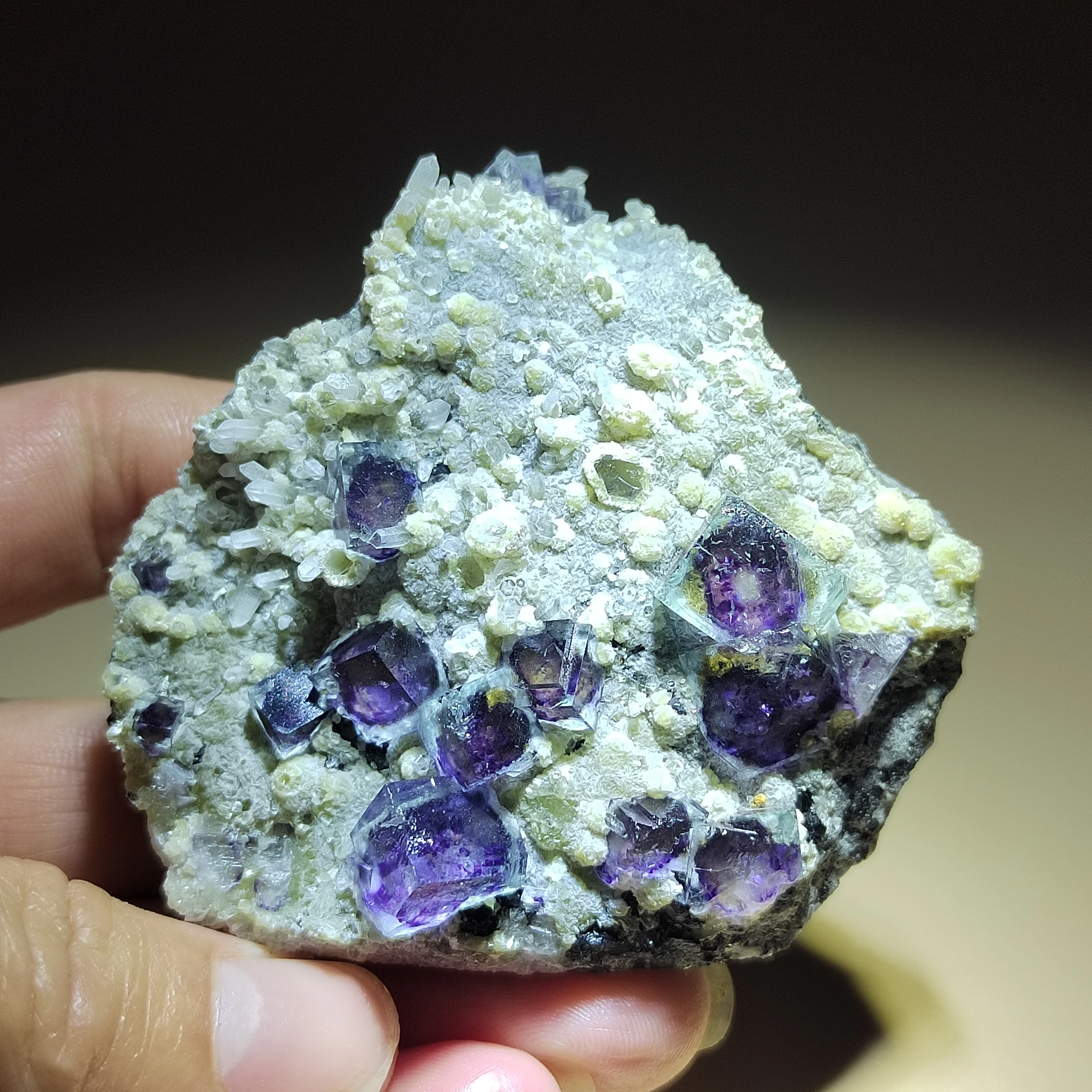 

122.6gNatural purple fluorite, crystal, mica ore, mineral healing raw stone home decoration series accessories