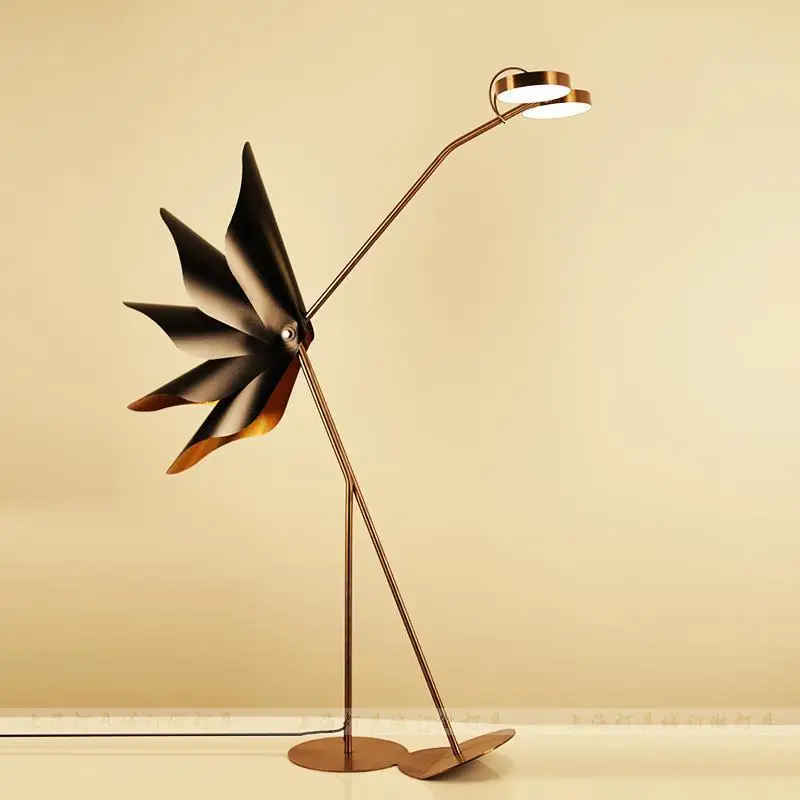 The new 2019 post-modern designers personality example room hotel club ostrich double floor lamp in the living room 
The new 2019 post-modern designers personality example room hotel club ostrich double floor lamp in the living room